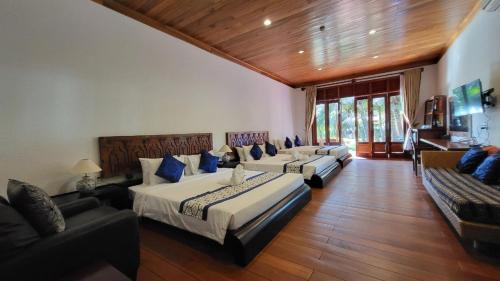 Habitación grande con 2 camas y sofá en Blue Shell Resort, en Mui Ne