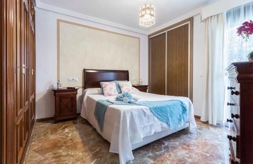 sypialnia z łóżkiem i żyrandolem w obiekcie Vistas Montealto Amplio 3 rooms 2 baños w mieście Jerez de la Frontera