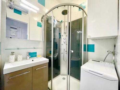 La salle de bains est pourvue d'une douche, d'un lavabo et de toilettes. dans l'établissement U Paradisu - Balcon - 100m mer - Parking - Climatisation, à Propriano