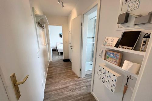 a hallway with a white door and a room at Whg Lütt Lee Sandwall 60 Wyk in Wyk auf Föhr
