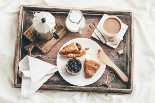 een dienblad met een bord eten en een kopje koffie bij Solecore Amalficoast in Conca dei Marini
