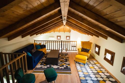 ein Wohnzimmer mit einem blauen Sofa und gelben Stühlen in der Unterkunft Miranda's Escape in Agria