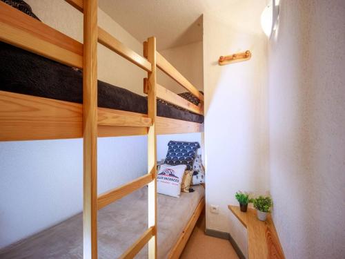 Cette petite chambre comprend 2 lits superposés. dans l'établissement Appartement 6 pers. avec balcon, au calme proche du centre de Saint-Lary-Soulan - FR-1-296-158, à Saint-Lary-Soulan