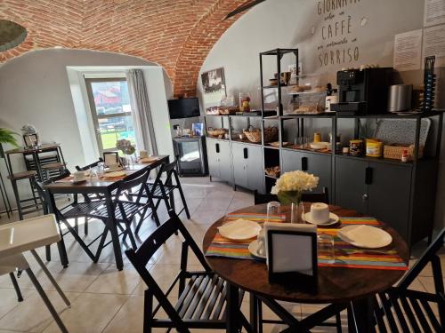La Tana dei Corgi في Moncrivello: مطعم فيه طاولات وكراسي في الغرفة