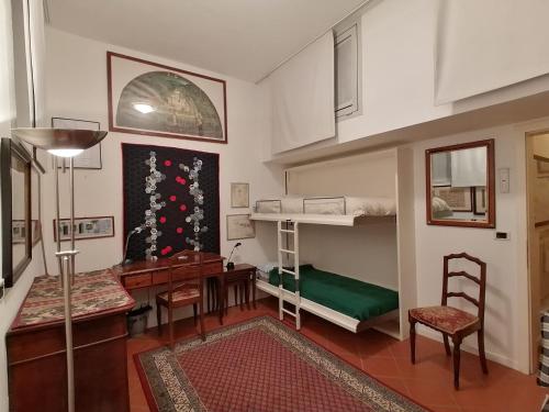 salon z łóżkiem piętrowym i biurkiem w obiekcie Appartamento in villa sul Garda w mieście Castion Veronese