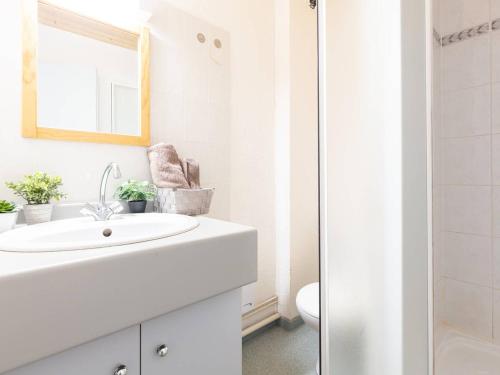 une salle de bain blanche avec un lavabo et une douche dans l'établissement Duplex calme pour 8 près des remontées et commerces - FR-1-296-387, à Saint-Lary-Soulan