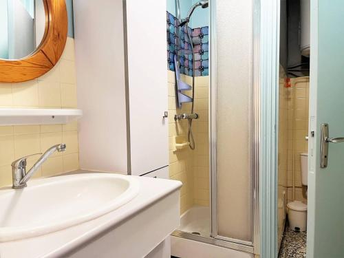 a bathroom with a sink and a shower at Appartement Le Lavandou, 1 pièce, 4 personnes - FR-1-251-481 in Le Lavandou