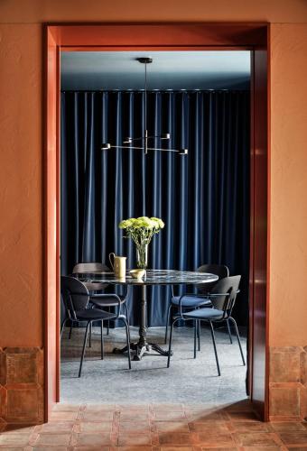 a dining room with a table and chairs at CASA Y FONDA 1888 in Alcalá de Henares
