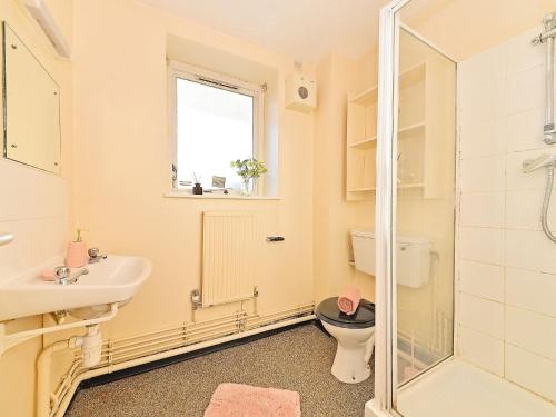a bathroom with a toilet and a sink and a shower at For Students Only Pirvate Ensuites and Non-Ensuite Rooms with Shared Bathroom at St Andrews Gardens in Liverpool in Liverpool
