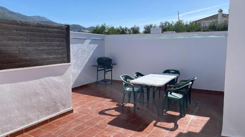 d'une terrasse avec une table et des chaises sur un balcon. dans l'établissement MARAVILLOSO DUPLEX EN ÍTRABO, à Ítrabo