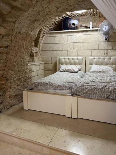Katil atau katil-katil dalam bilik di Authentic Tzfat Cave Tzimmer