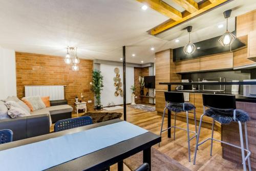 ein Wohnzimmer mit einem Sofa, einem Tisch und Stühlen in der Unterkunft Charming Central Residence by NeWave Apartments in Budapest