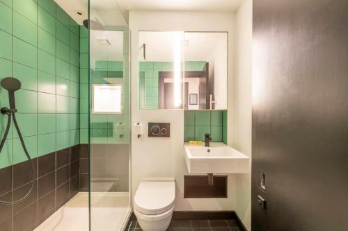 een badkamer met een toilet, een wastafel en een douche bij The "Slaycation" Crib - Soho - by Frankie Says in Londen