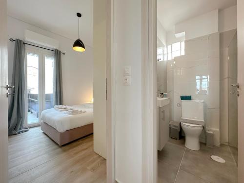 uma casa de banho com uma cama e um WC num quarto em Santa Barbara C1 Cityscape 68sqm apt in Nea Smirni em Atenas