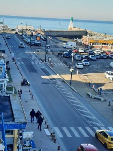 eine Straße mit Autos und Menschen, die eine Straße entlang laufen in der Unterkunft le pigeonnier in Le Tréport