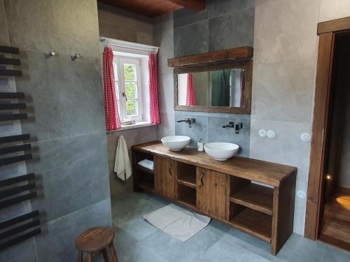 uma casa de banho com um lavatório e um espelho em BP Chata Ostružná em Ostružná