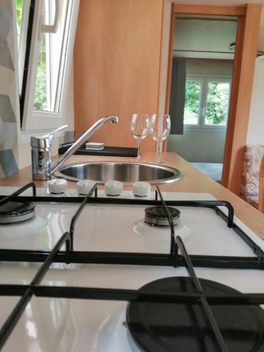 eine Küchentheke mit Spüle und Gläsern darauf in der Unterkunft Il Cinisco in Frontone