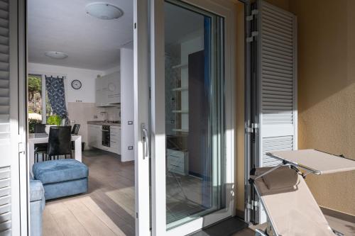 a sliding glass door leading into a living room with a kitchen at Casa Pineta in Follonica