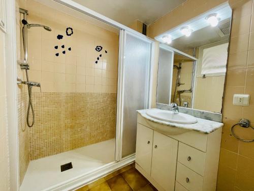 een badkamer met een douche en een wastafel bij COSTA DAURADA APARTAMENTS - Formentor 736 in Salou