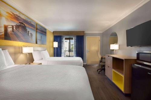 Letto o letti in una camera di Days Inn by Wyndham Pensacola - Historic Downtown