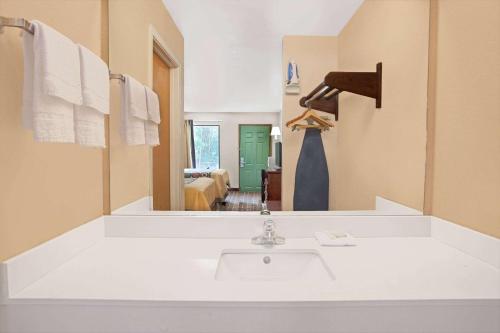 y baño con lavabo y espejo. en Super 8 by Wyndham Acworth/Atlanta Area, en Acworth