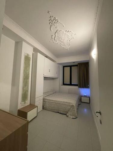 una camera con letto e lampadario a braccio di La Rondine rental apartment a Porto Recanati