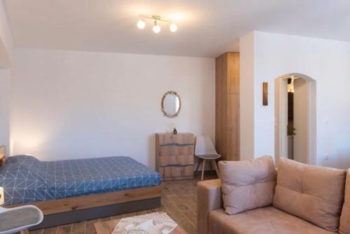 a living room with a bed and a couch at Kety’s house in Exámbela