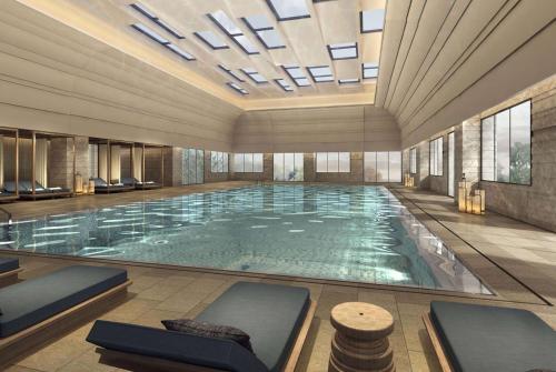 duży basen w budynku w obiekcie Wyndham Baise Resort w mieście Baise