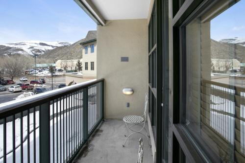 balcone con sedia e vista su un parcheggio di 224 Chapel Square condo ad Avon