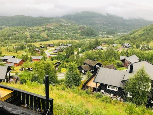 un piccolo villaggio con case e una stazione ferroviaria di Nydelig hytte på Kvamskogen, nær Hardangerfjorden a Kvam