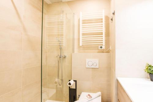 W łazience znajduje się prysznic, toaleta i umywalka. w obiekcie L'ANGE GARDIEN AP4269 by Riviera Holiday Homes w mieście Villefranche-sur-Mer