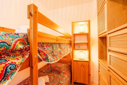 sypialnia z 2 łóżkami piętrowymi i lustrem w obiekcie L'ANGE GARDIEN AP4269 by Riviera Holiday Homes w mieście Villefranche-sur-Mer
