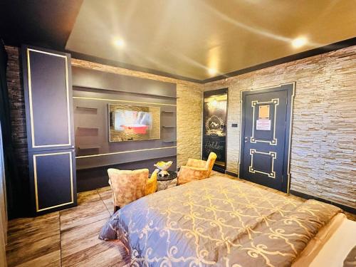 Un pat sau paturi într-o cameră la GOLDEN ROCK HOUSE