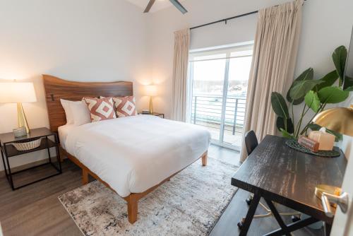 Postel nebo postele na pokoji v ubytování Colony Suites