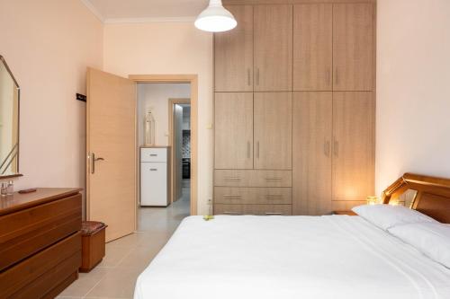 Postel nebo postele na pokoji v ubytování Fouki apartments Ipsos Beach