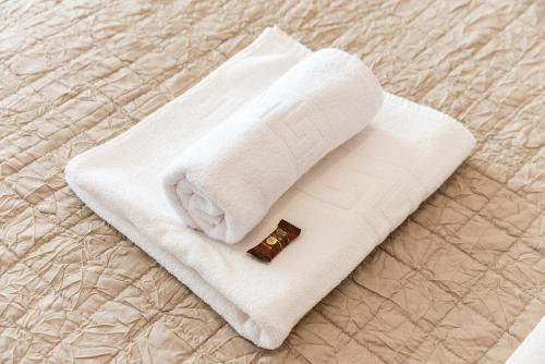 - une serviette blanche avec anneau sur le lit dans l'établissement Empuriabrava Apartaments No 5, à Empuriabrava