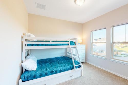 1 dormitorio con literas y ventana en Clear Lake Shores en Seabrook