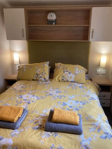 ein Bett mit zwei Handtüchern darüber in der Unterkunft 173A Woodland Way in Porthmadog