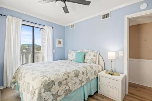 1 dormitorio con cama y ventana en Hillside 304 en Myrtle Beach