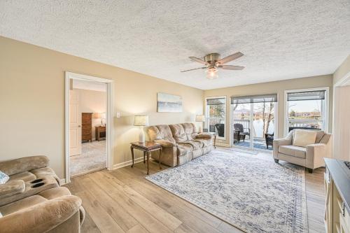 a living room with two couches and a ceiling fan at Doc Side in Huddleston