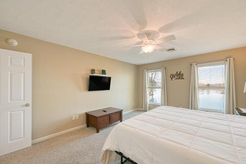 a bedroom with a bed and a ceiling fan at Doc Side in Huddleston