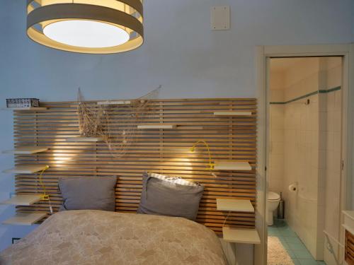 - une chambre avec un grand lit et une salle de bains dans l'établissement Beach Kite 8 posti letto - Terrazzo e parcheggio, à Grado-Pineta