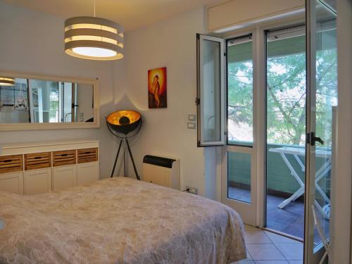 - une chambre avec un lit et une grande fenêtre dans l'établissement Beach Kite 8 posti letto - Terrazzo e parcheggio, à Grado-Pineta