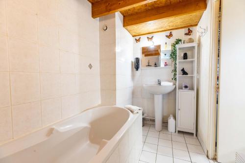La salle de bains est pourvue d'une baignoire et d'un lavabo. dans l'établissement Appartement spacieux Luna Park centre, à Clermont-Ferrand