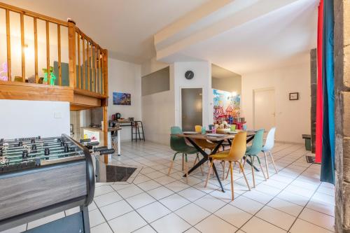une salle à manger avec une table et des chaises dans l'établissement Appartement spacieux Luna Park centre, à Clermont-Ferrand