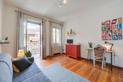 - un salon avec un canapé et un bureau dans l'établissement Casa Rachele Stresa Centro - Happy Rentals, à Stresa