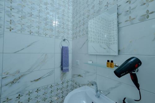 a bathroom with a sink and a mirror and a toilet at EMİSSA MOTEL in Akçatepe