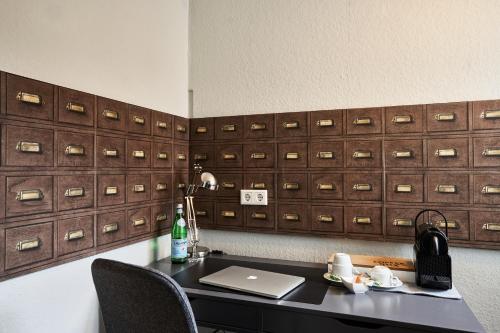 a office with a desk with a laptop on it at Boutique Hotel am Markt in Melle