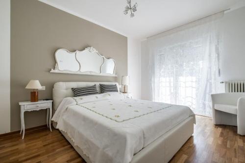 biała sypialnia z dużym łóżkiem i wanną w obiekcie A casa di Mo', a due passi dalla Stazione e Fiera w Bolonii