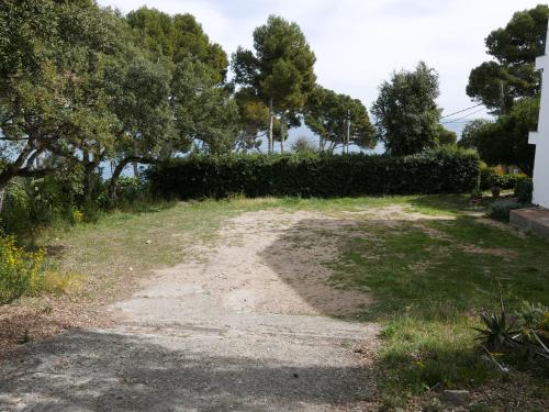 a dirt road in a field with trees at Apartament al Golfet de Calella de Palafrugell in Calella de Palafrugell